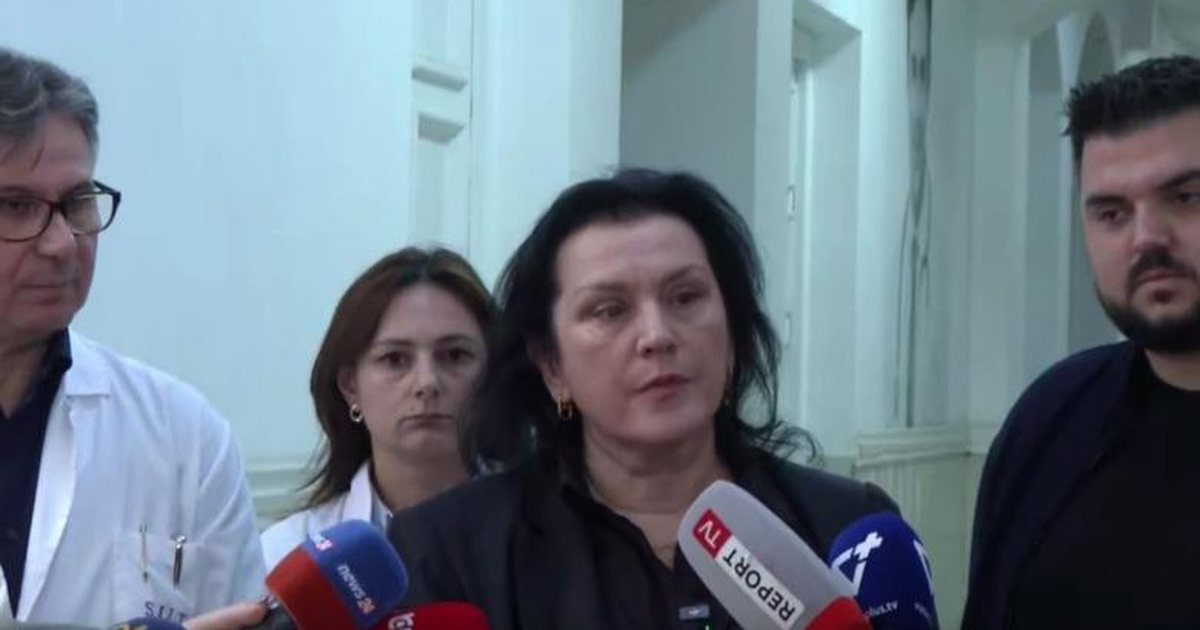 Vilma Mema dhe ekipi mjekësor gjatë deklaratës për gjendjen e Erjon Vishkullit